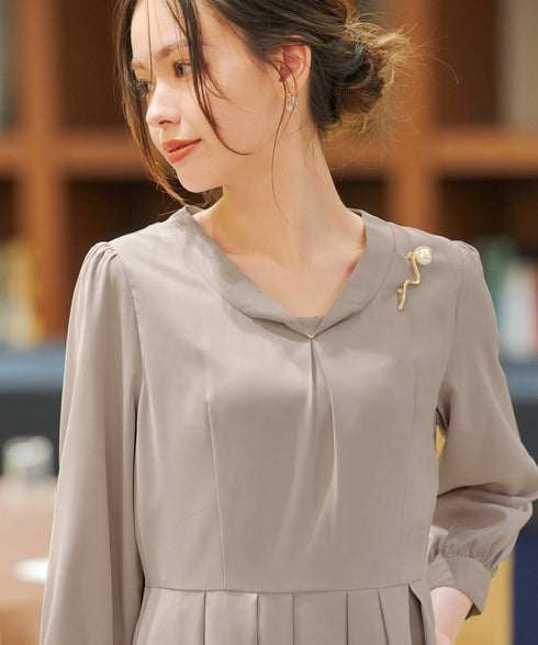 ロールVネックワンピース