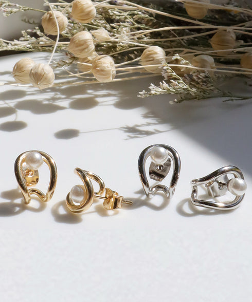 小ぶりパール付きピアス