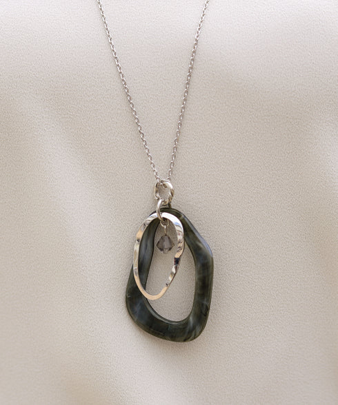 【安田美沙子さん着用 / 日本製】ストレスフリーの着け心地の変形マーブルモチーフネックレス