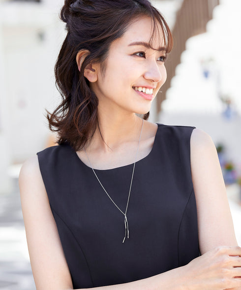 大人上品なフラットカーブバーネックレス