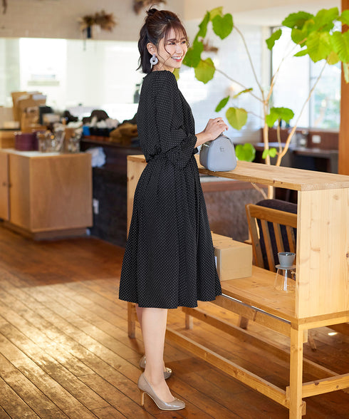 【アウトレット】女性らしさ引き立つ、リボン袖ギャザーワンピース