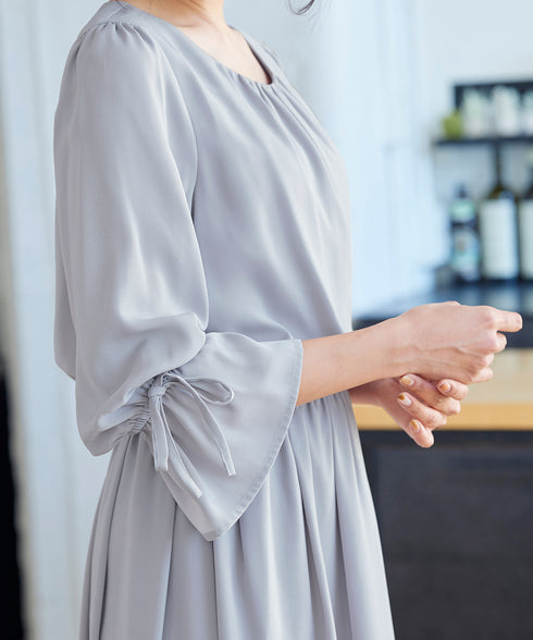 【アウトレット】女性らしさ引き立つ、リボン袖ギャザーワンピース