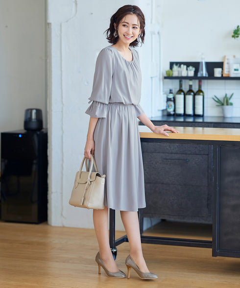 【アウトレット】女性らしさ引き立つ、リボン袖ギャザーワンピース