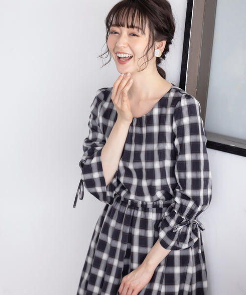 【アウトレット】女性らしさ引き立つ、リボン袖ギャザーワンピース