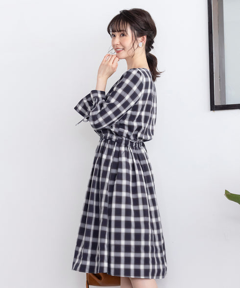 【アウトレット】女性らしさ引き立つ、リボン袖ギャザーワンピース