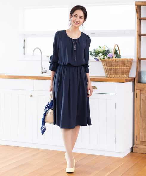 【アウトレット】女性らしさ引き立つ、リボン袖ギャザーワンピース