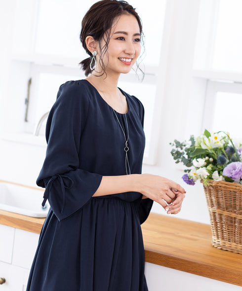 【アウトレット】女性らしさ引き立つ、リボン袖ギャザーワンピース